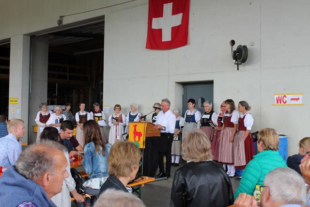 Max Rickenbach hielt seine Rede vor einer grossen Festgemeinde. Foto: Sonja Fasler Hübner