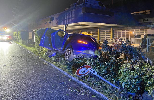 Ein Neulenker fuhr in Würenlos gegeneine Signaltafel. Foto: Polizei AG