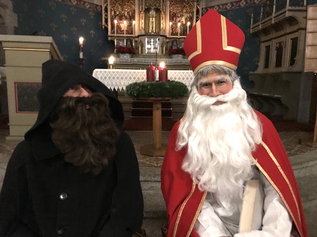 Der Samichlaus und sein Schmutzli werden dieses Jahr in Zuzgen die Kinder bei der Eröffnung des Adventsfensters auf dem Schulhausplatz überraschen. Foto: zVg