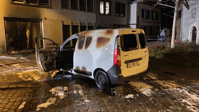 Der Lieferwagen brannte völlig aus. Foto: Polizei