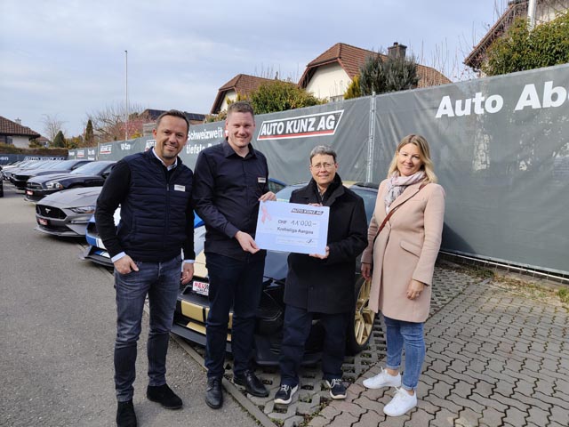 David Rygula (CEO) und Martin Büchel (Verkaufsleiter) Auto Kunz, Daniela Mustone (Geschäftsführerin) und Sandra Donat (Leiterin Kommunikation & Fundraising) Krebsliga Aargau. Foto: zVg