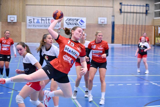 Rahel Fankhauser beim Torwurf. Foto: zVg