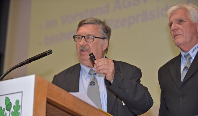 Amtsübergabe: Victor Hüsser (links) überreichte seinem Nachfolger Peter Gautschi zum Start einen elektronischen Datenträger. Foto: wr