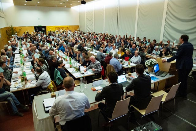 Die zahlreich erschienen Mitglieder und Gäste in der Bannegghalle in Waltenschwil. Foto: zVg