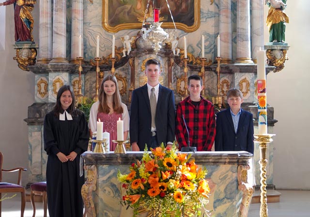 Konfirmation (v.l): Pfarrerin Irina van Bürck, Chiara Schaub, Laszlo Schär, Adrian Wunderlin und Yves Schöpfer, Bild Diren Gül.