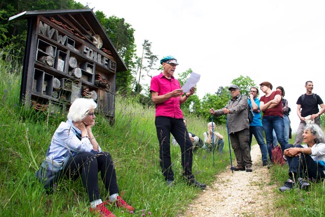 Lesung mit Thomas Bachmann beim Bienenhotel. Foto: zVg