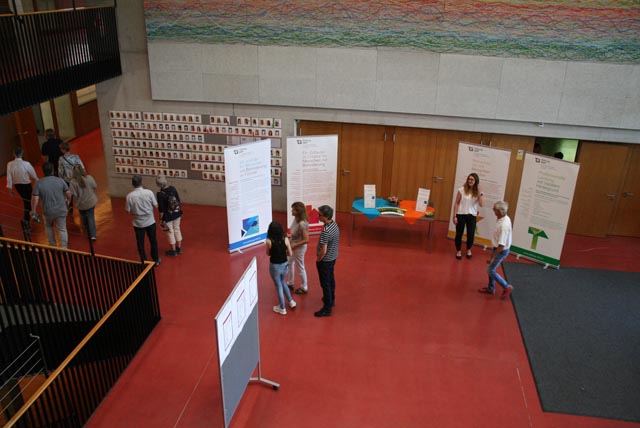 Blick auf den Eingangsbereich der HPS Fricktal mit dem Kunstwerk Lifeline, das die Schüler selber gestaltet haben. Foto Peter Schütz