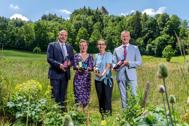 Dr. Markus Dieth, Landwirtschaftsdirektor, Irène Kälin, Nationalratspräsidentin, Elisabeth Burgener, Grossratspräsidentin, Roland Michel, Präsident Branchenverband Aargauer Wein. Foto: Copyright Foto Basler