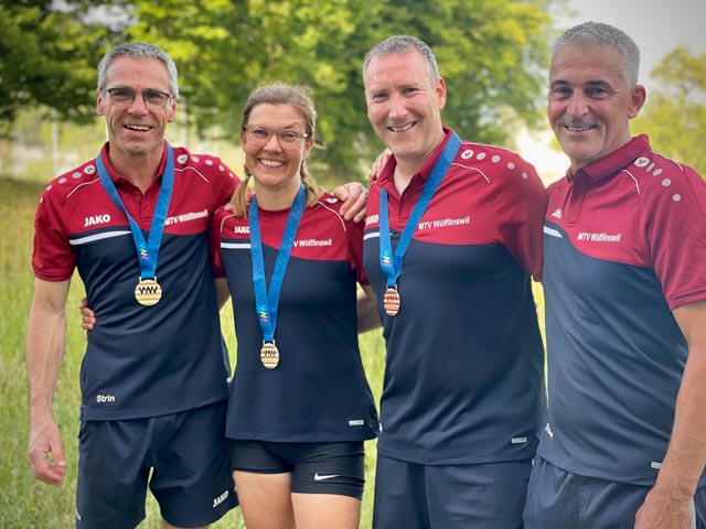 Von links: Isidor Treier, Tanja Hort, Rolf Lander und Adrian Herzog, mit ihren verdienten Auszeichnungen. Foto: zVg
