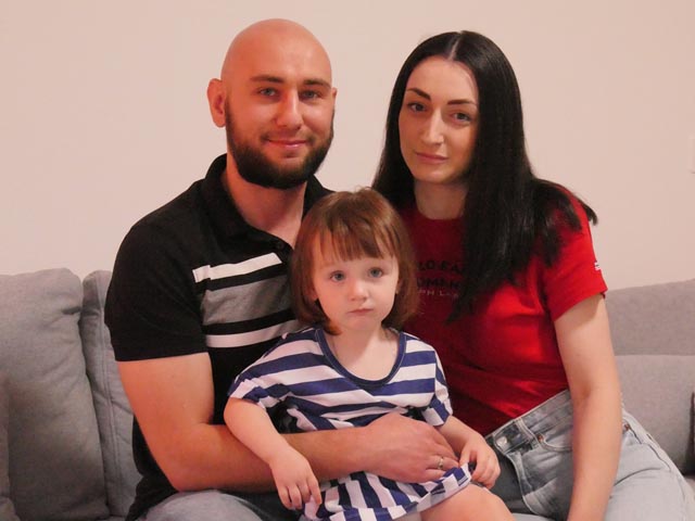 Valeriia und Kyrylo Nikulina, haben mit ihrer Tochter Tina Zuflucht im Dianapark gefunden. Foto: Jörn Kerckhoff