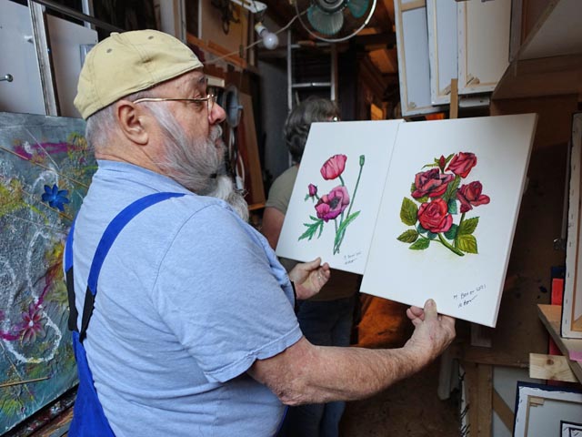 Max Borer mit einem Blumenbild. Bild Peter Schütz