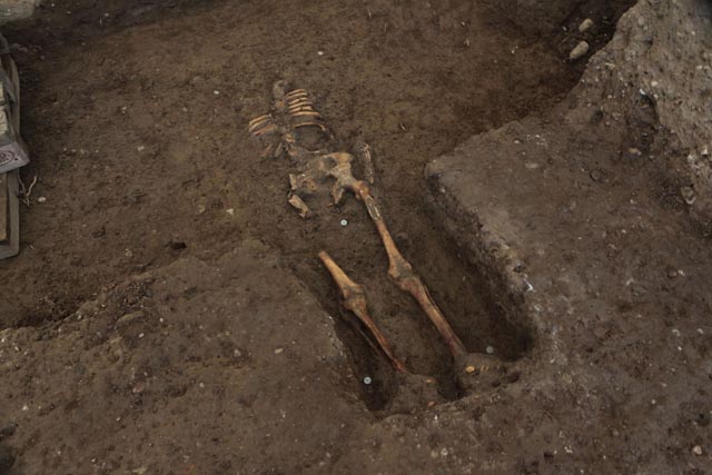 Schon am ersten Grabungstag kam ein Skelett zum Vorschein. Foto: Kantonsarchäologie, © Kanton Aargau