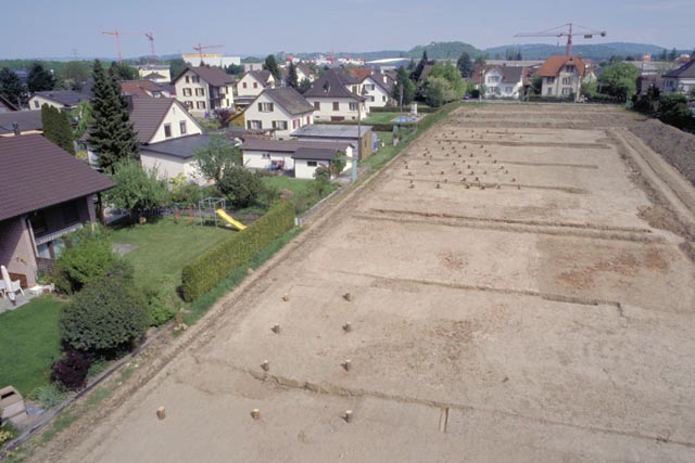 Während der Ausgrabung am Römerweg in Hunzenschwil wurden 2005 zwei grosse Hallenbauten dokumentiert. Die Pfostengruben sind mit Holzstämmen markiert. Foto: © Kanton Aargau