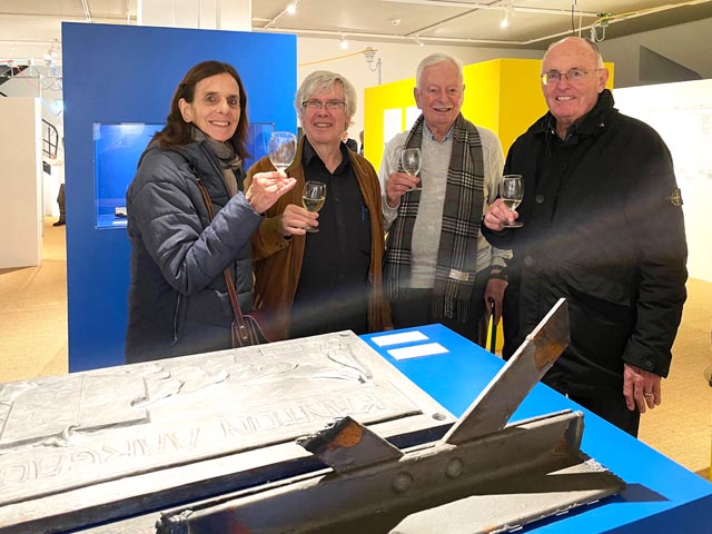 Rosemarie Lang (Urenkelin von Charles E.L. Brown), Kurt Beretta von der IG Pro Steg, Norbert Lang (Archivar des BBC/ABB-Museums) und Ueli Roth (Urenkel von Charles E.L.Brown) im Fricktaler Museum vor einem Fragment des ehemaligen Eisenstegs zum Kraftwerk. Foto: zVg
