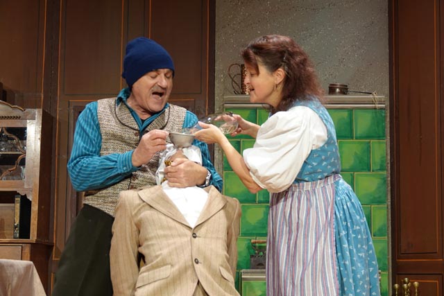 Auf der Bühne im Saalbau Stein geht es turbulent zu. Im Bild von linksErwin Kälin, Fabio Libonati und Claudia Rehmann. Foto: Peter Schütz