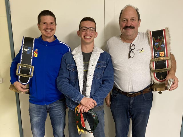 Die stolzen Sieger (v.l.): Mario Herzog (B), Matthias Amsler (JS) und Stefan Walde (A). Foto: Gebi Maier