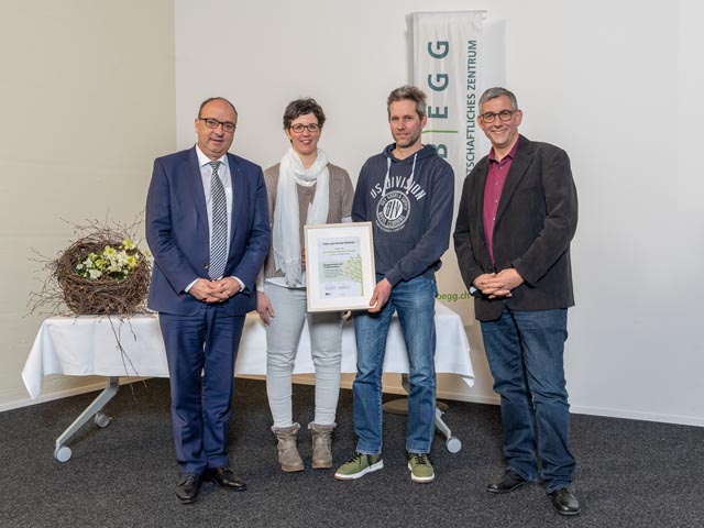 Ehrung des Elfinger Gewinnerprojekts (von links): Landstatthalter Markus Dieth, Preisträger Karin und Thomas Wüthrich, Simon Egger Jury-Mitglied Agroforst.  Foto/Copyright: Foto Basler