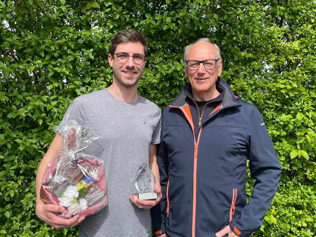Der Gewinner Christian Klauenbösch (links) mit Veranstalter Röbi Wüest. Foto: zVg
