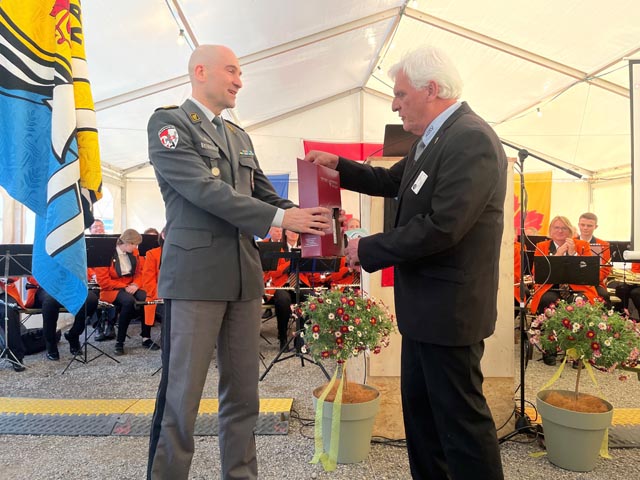 Als kleines Dankeschön gibt es ein Geschenk von Peter Gautschi, Präsident AGSV. Foto: zVg