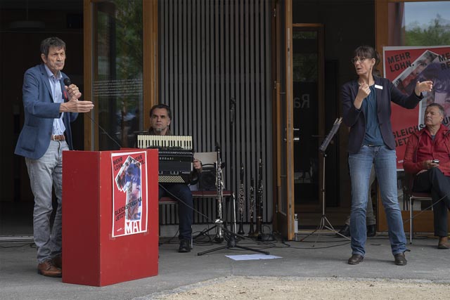 Ueli Mäders Ausführungen werden von der Gebärdendolmetscherin übersetzt. Foto: zVg