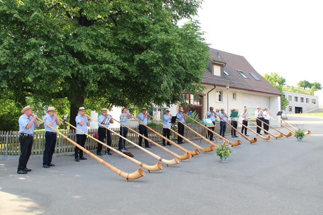 Vor der Versammlung konnten die Versammlungsteilnehmer Alphornklängen lauschen. Foto: zVg