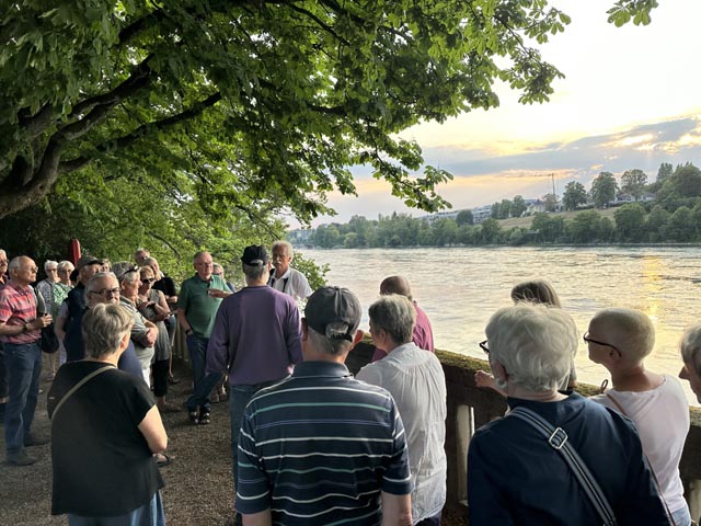 Grosses Interesse an den Ausführungen von Hansruedi Böni im Stadtpark. Fotos: NVR, Louise Bredenhann