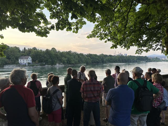 Grosses Interesse an den Ausführungen von Hansruedi Böni im Stadtpark. Fotos: NVR, Louise Bredenhann