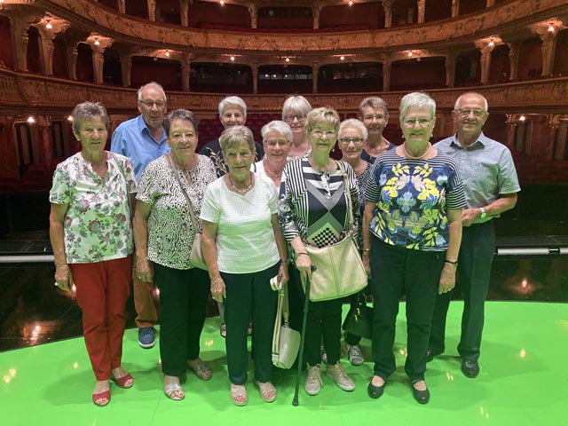 Die 12 letzten Sängerinnen und Sänger des Sulzer Chors auf der Bühne des Opernhauses. Foto: zVg