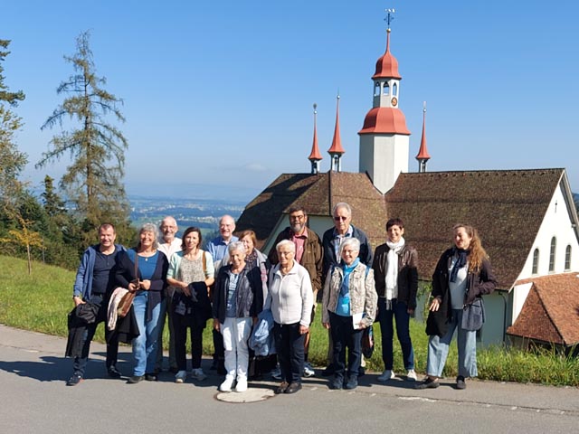 Die Reisenden des Kirchenchors vor der Kirche Hergiswald. Foto: zVg