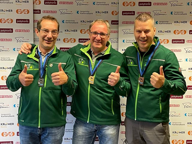 Von links: Claude Chenaux, Vize-Aargauer-Meister Feld D; Andi Erdin, Aargauer Meister Feld E; Mathias Senn, Bronzemedaillengewinner Feld E. Foto: zVg