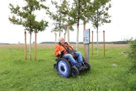 Dank der geländegängigen Rollstühle ist der Jurapark Aargau nun auch für Menschen mit Gehbehinderung erlebbar. Foto: zVg